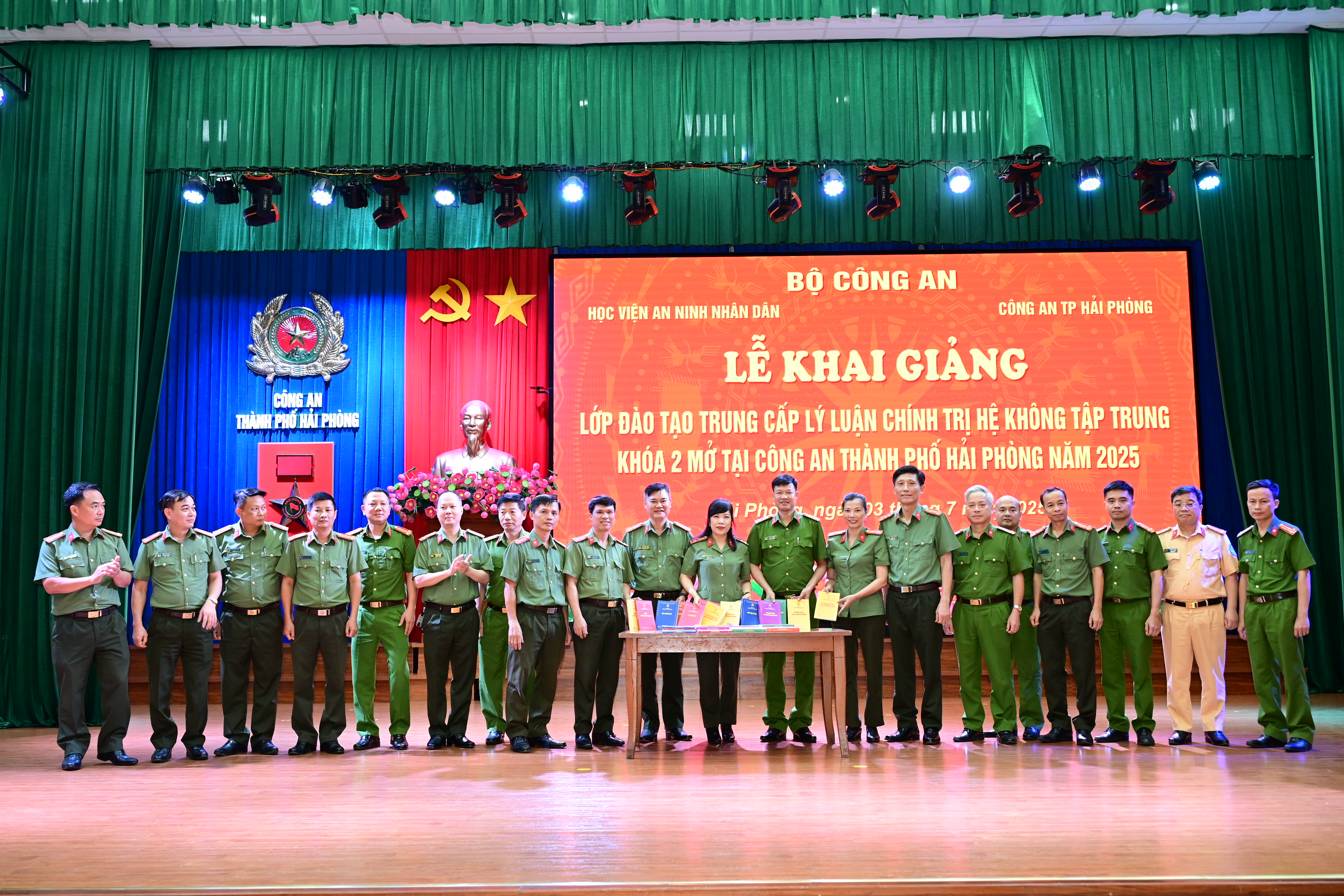 Khai giảng lớp đào tạo trung cấp lý luận chính trị hệ không tập trung (khóa 2) tại CATP Hải Phòng